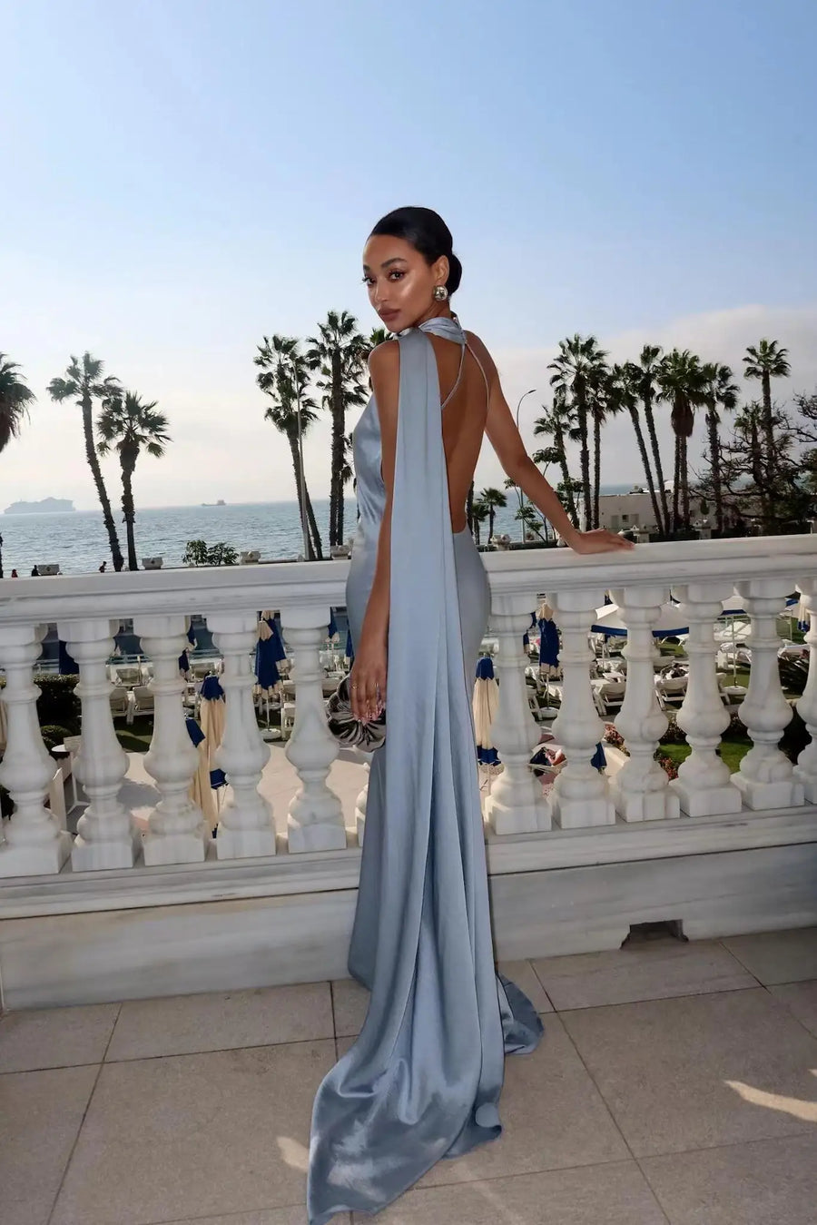 Vestido Comprido Acetinado com Costas Descobertas — Modelo Multicolorido