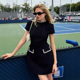 Vestido Curto em Tweed com Ombros Estruturados