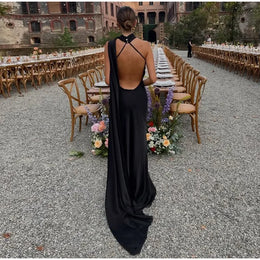 Vestido Comprido Acetinado com Costas Descobertas — Modelo Multicolorido