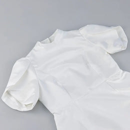 Vestido Curto com Laço e Recortes