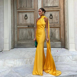 Vestido Comprido Acetinado com Costas Descobertas — Modelo Multicolorido