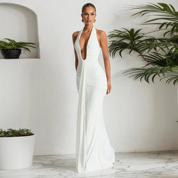 Vestido Comprido com Decote Halter e Costas Descobertas — Bordô