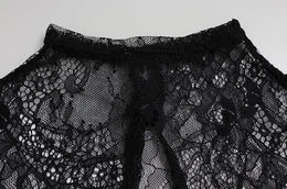 Vestido Curto de Renda com Gola Alta — Modelo B