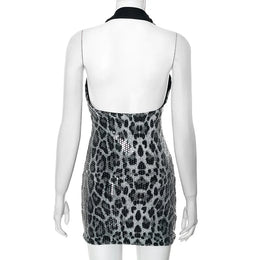 Vestido Curto com Lantejoulas e Decote em V