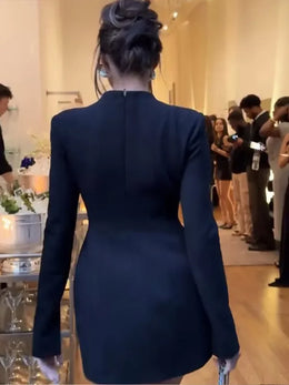 Vestido Curto com Recortes e Manga Comprida