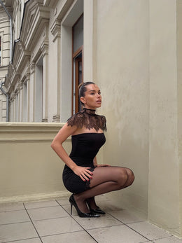 Vestido Curto de Renda com Gola Alta — Modelo B