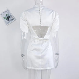 Vestido Curto com Laço e Recortes