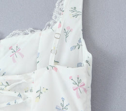 Vestido Curto com Corpete de Renda e Botões