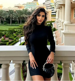 Vestido Curto com Laço e Recortes