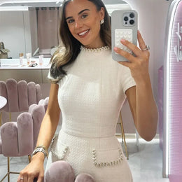 Vestido Curto em Tweed com Ombros Estruturados