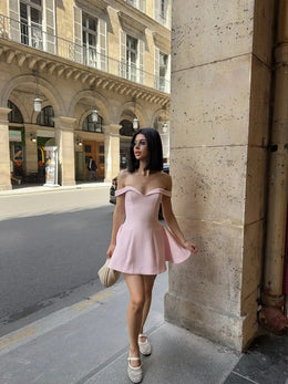 Vestido Curto Rosa de Ombros Descobertos