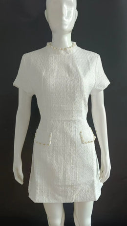 Vestido Curto em Tweed com Ombros Estruturados