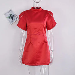 Vestido Curto com Laço e Recortes