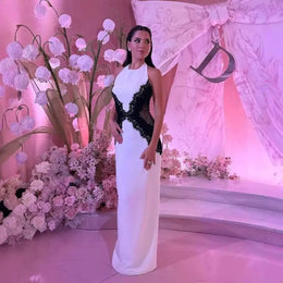 Vestido Longo Branco com Decote Halter e Renda