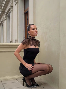 Vestido Curto de Renda com Gola Alta — Modelo B