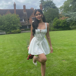 Vestido Curto com Corpete de Renda e Botões