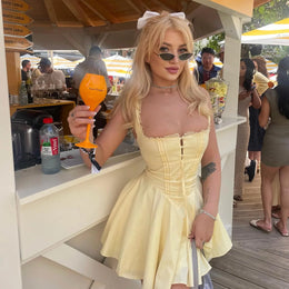 Vestido Curto com Corpete de Renda e Botões