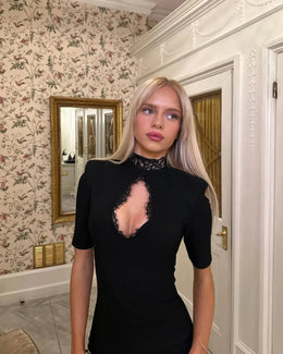 Vestido Curto de Renda com Gola Alta — Modelo A