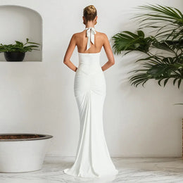 Vestido Comprido com Decote Halter e Costas Descobertas — Bordô
