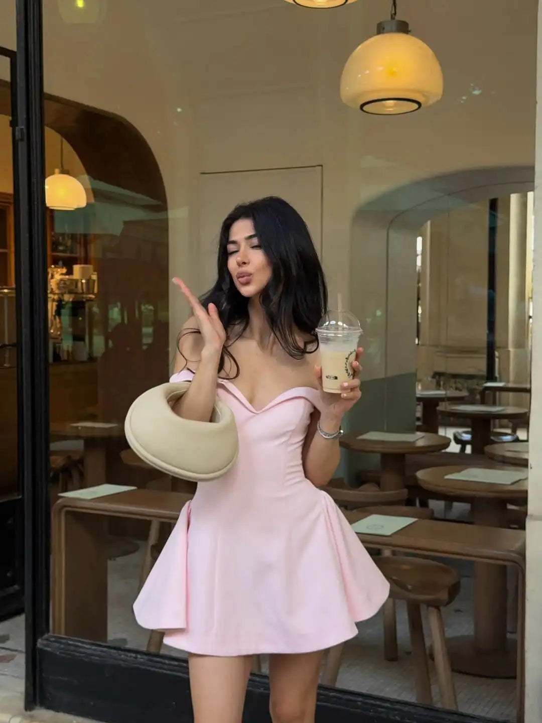 Vestido Curto Rosa de Ombros Descobertos