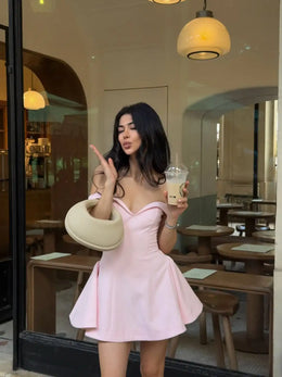 Vestido Curto Rosa de Ombros Descobertos