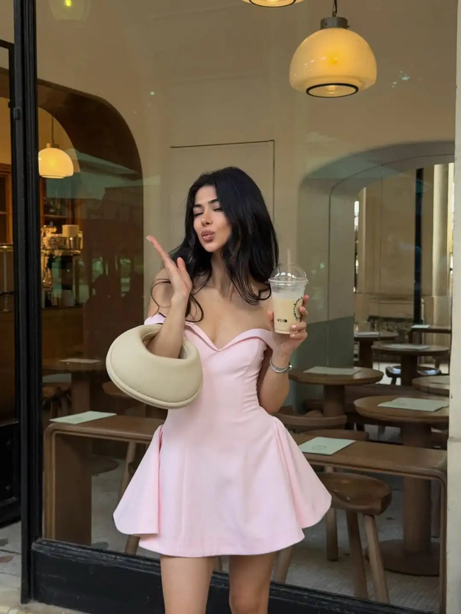 Vestido Curto Rosa de Ombros Descobertos