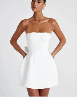 Vestido Curto com Laço de Pérolas e Costas Descobertas