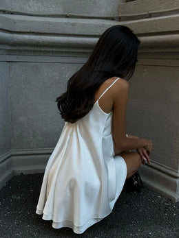 Vestido Curto de Cetim com Renda e Costas Descobertas