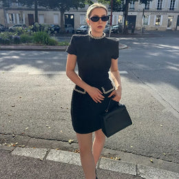Vestido Curto em Tweed com Ombros Estruturados
