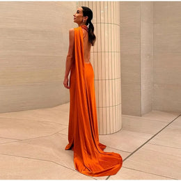 Vestido Comprido Acetinado com Costas Descobertas — Modelo Multicolorido