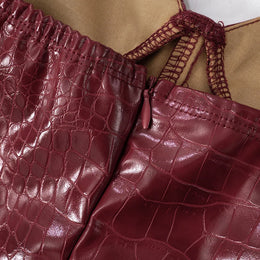 Vestido Curto com Efeito Couro e Decote sem Alças