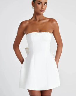 Vestido Curto com Laço de Pérolas e Costas Descobertas