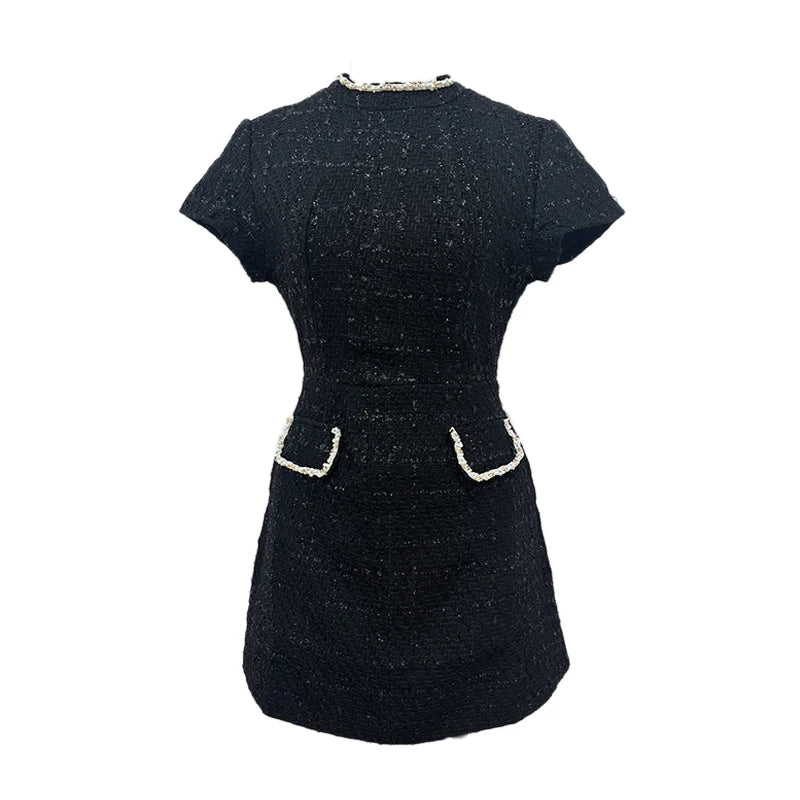 Vestido Curto em Tweed com Ombros Estruturados