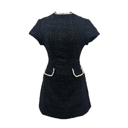 Vestido Curto em Tweed com Ombros Estruturados