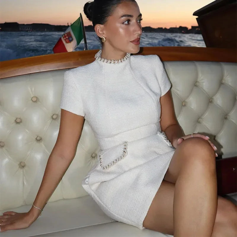 Vestido Curto em Tweed com Ombros Estruturados