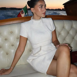 Vestido Curto em Tweed com Ombros Estruturados