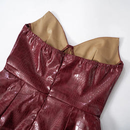 Vestido Curto com Efeito Couro e Decote sem Alças