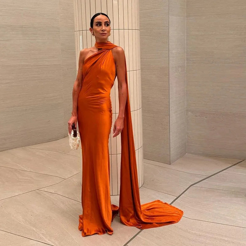 Vestido Comprido Acetinado com Costas Descobertas — Modelo Multicolorido