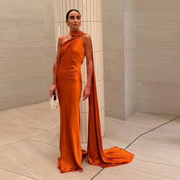 Vestido Comprido Acetinado com Costas Descobertas — Modelo Multicolorido