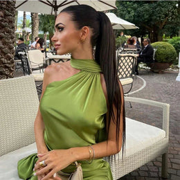 Vestido Comprido Acetinado com Costas Descobertas — Modelo Multicolorido