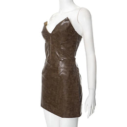 Vestido Curto com Efeito Couro e Decote sem Alças