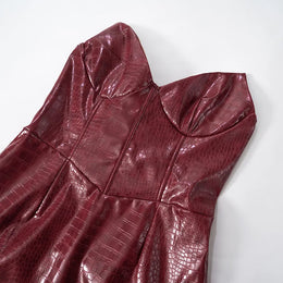 Vestido Curto com Efeito Couro e Decote sem Alças