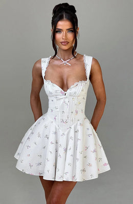 Vestido Curto com Corpete de Renda e Botões