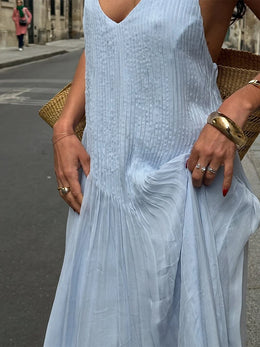 Vestido Comprido Plissado com Decote Halter e Costas Descobertas