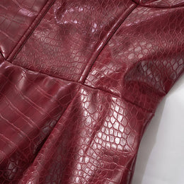 Vestido Curto com Efeito Couro e Decote sem Alças