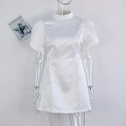 Vestido Curto com Laço e Recortes