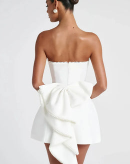 Vestido Curto com Laço de Pérolas e Costas Descobertas