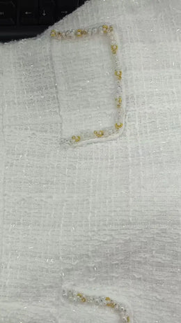 Vestido Curto em Tweed com Ombros Estruturados