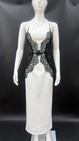 Vestido Longo Branco com Decote Halter e Renda